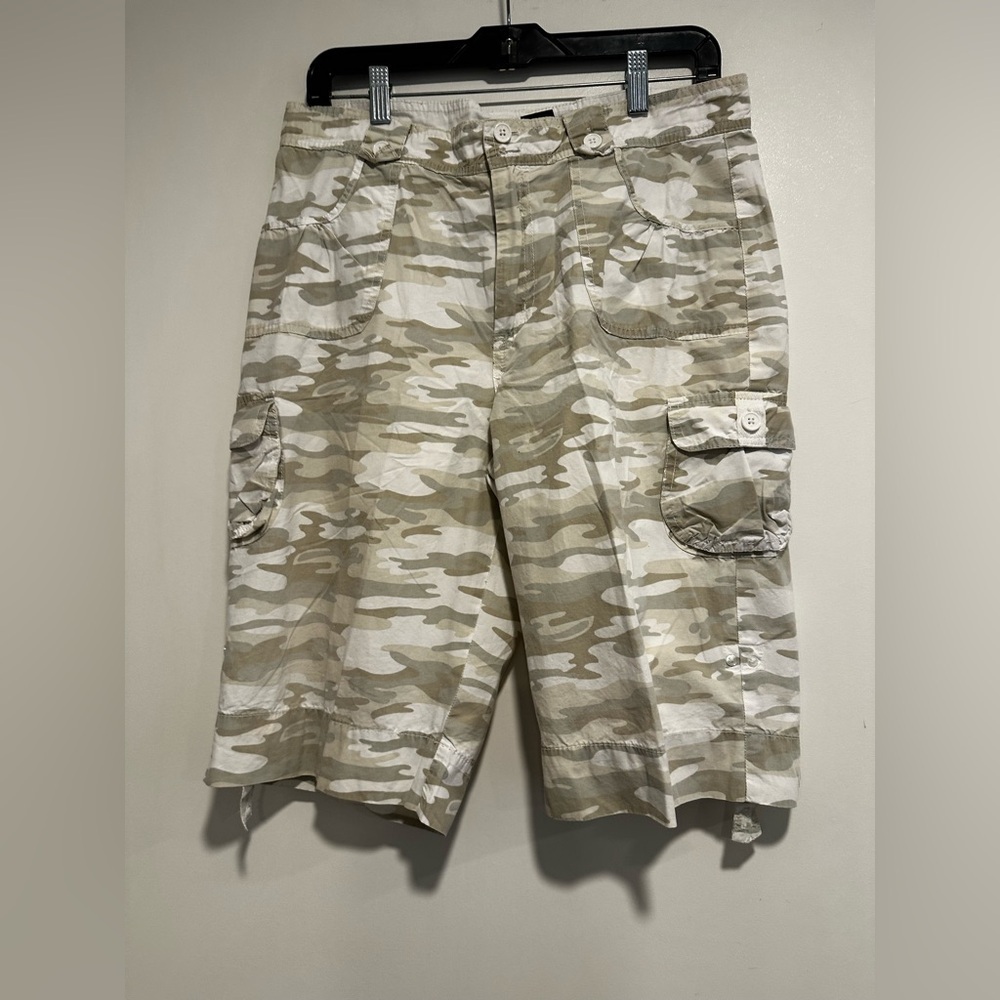 Arizona Jeans Co Girls Large (16) white Camouflage Cargo Bermuda Shorts.